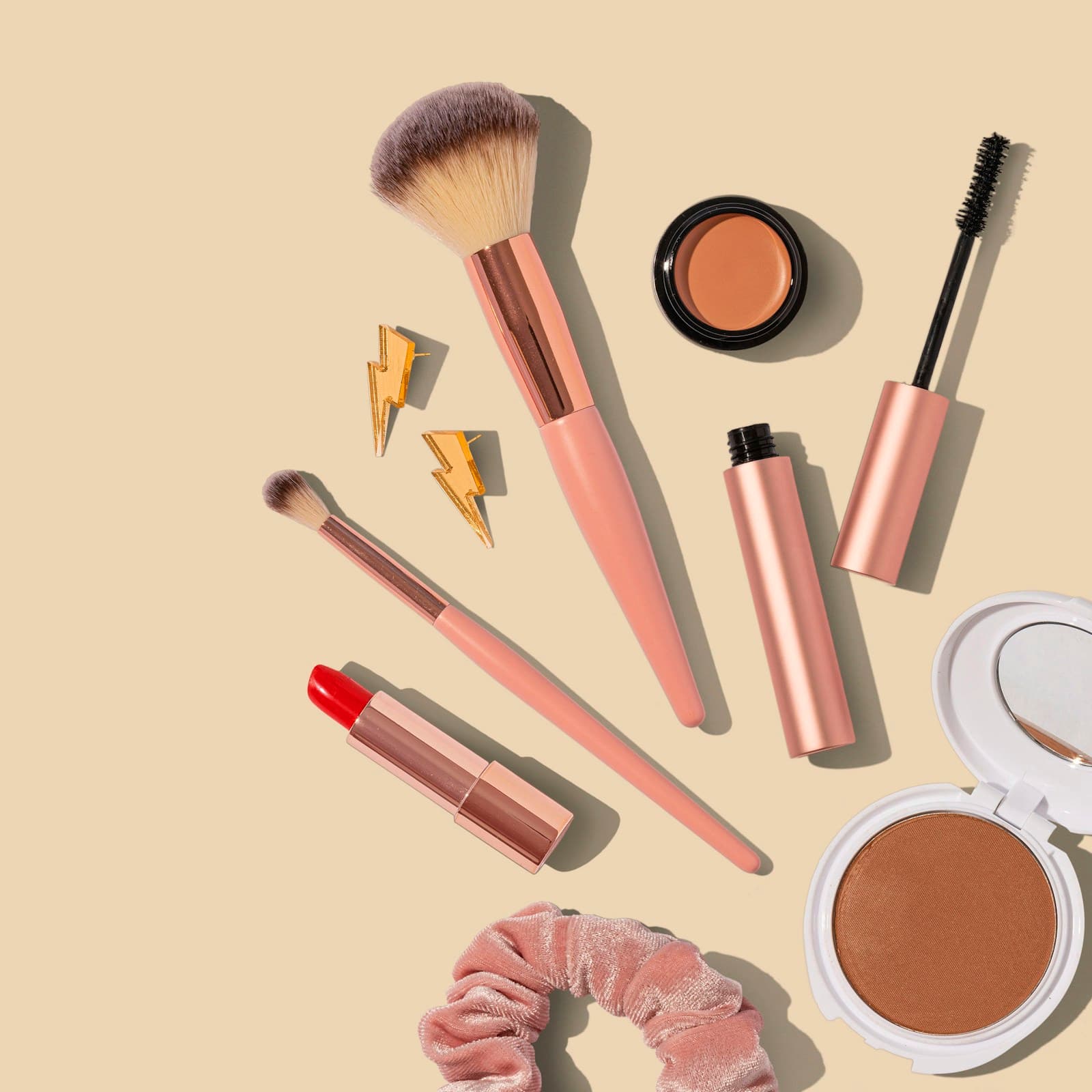 مجموعة من مستحضرات التجميل والمكياج